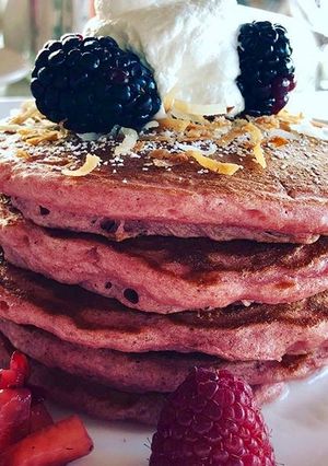 Una foto de Pancakes rosas / Hotcakes rosas (de frutilla)