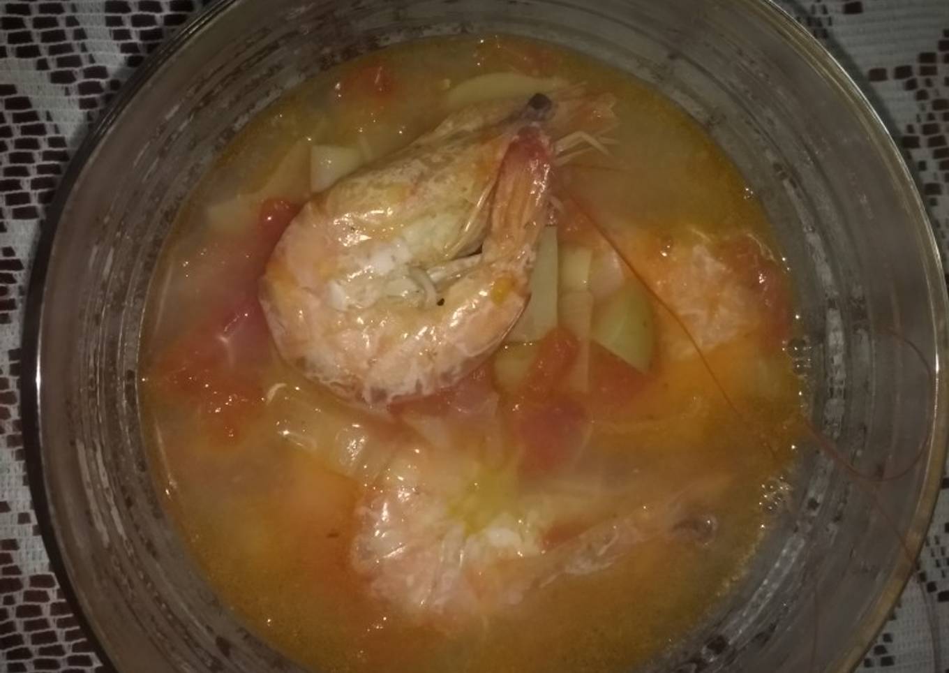 Caldo de camarón con papas