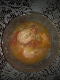 Una foto de Caldo de camarón con papas