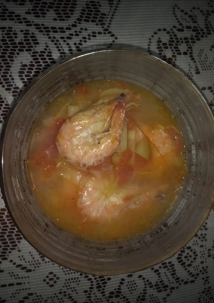 Una foto de Caldo de camarón con papas