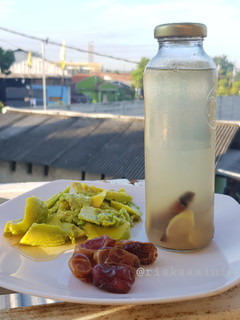 Foto resep Infused water, alpukat, kurma (sarapan sehat)