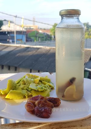 Foto resep Infused water, alpukat, kurma (sarapan sehat)