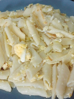 Una foto de Macarrones 🍝 revueltos con cebolla y huevo
