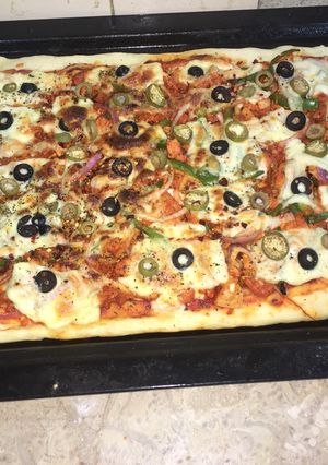 A picture of XXL chicken tikka pizza 😋😋😋👌.