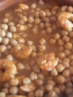Una foto de Garbanzos con langostinos