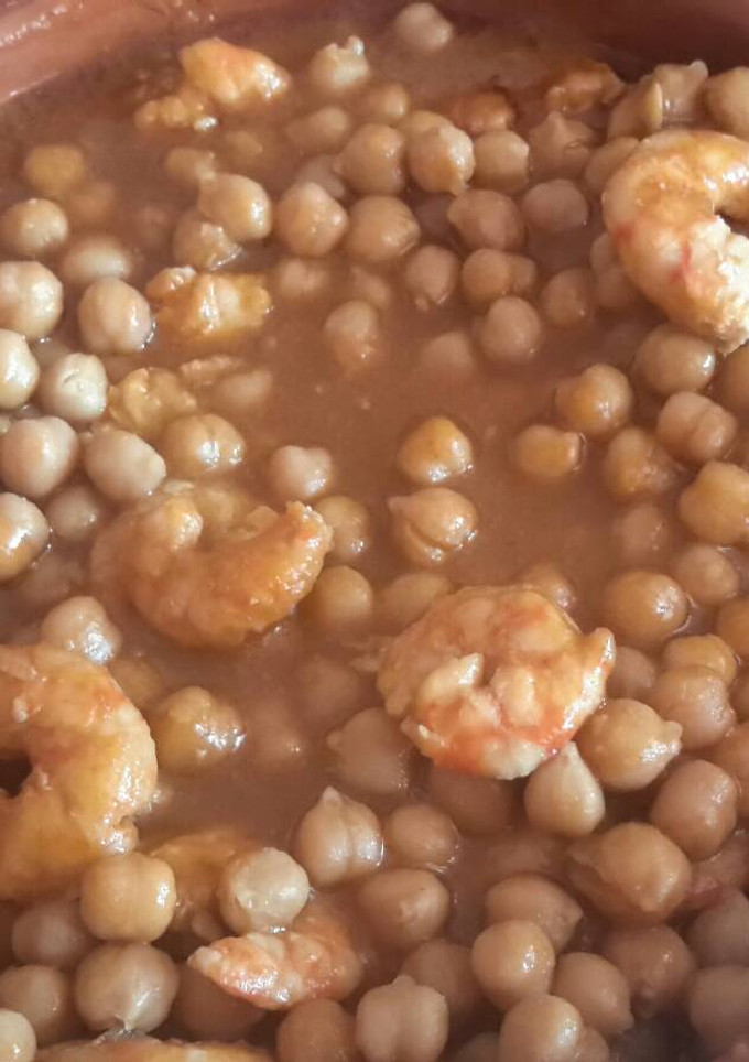 Una foto de Garbanzos con langostinos