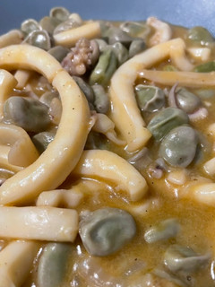 Una foto de Calamares con habas