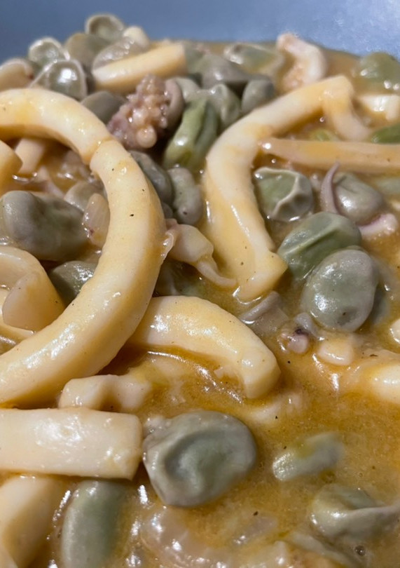 Una foto de Calamares con habas