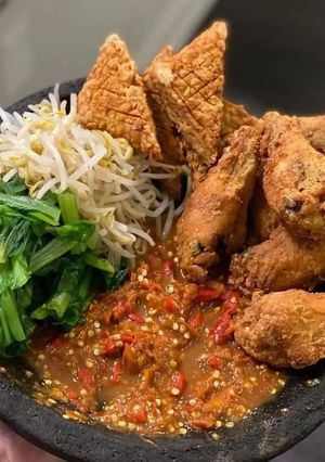 Foto resep Sambel terasi mentah dan ayam goreng