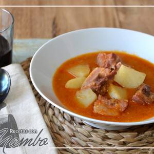 Patatas guisadas con costillas adobadas con Mambo