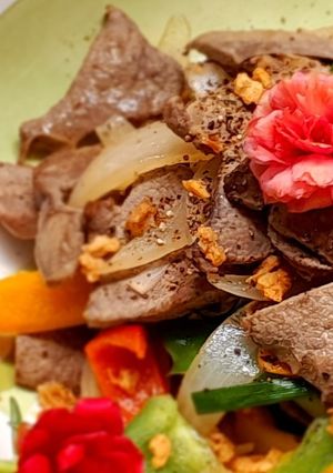 Hình của món Gan heo xào ớt chuông.