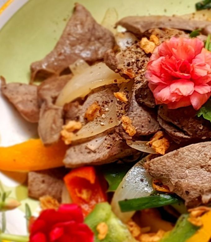 Hình của món Gan heo xào ớt chuông.