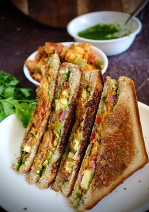 સ્મોકી પનીર ટીકા સેન્ડવીચ (Smoky Paneer Tikka Sandwich Recipe In Gujarati) રેસીપી મુખ્ય ફોટો