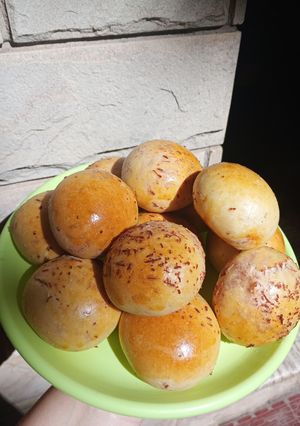Una foto de 😋Pancitos saborizados de orégano y salame🫘🌿
