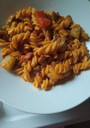 A picture of Chicken and pancetta pasta.