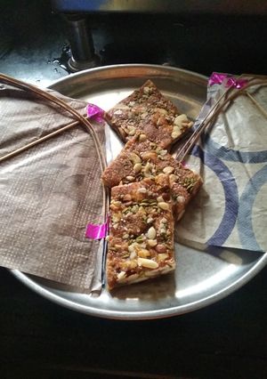 કાજુ બદામ ને ટોપરા ની ચીકી (Kaju Badam Topra Chikki Recipe In Gujarati) રેસીપી મુખ્ય ફોટો