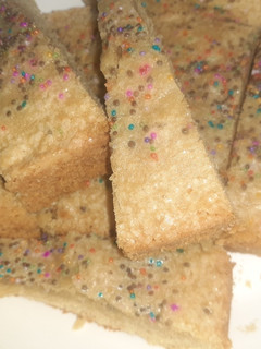 Una foto de Torta De Vainilla Con Topping De Colores, Fácil De Hacer