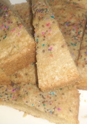 Una foto de Torta De Vainilla Con Topping De Colores, Fácil De Hacer