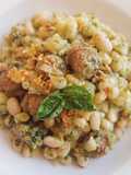 Alubias blancas con butifarra al pesto