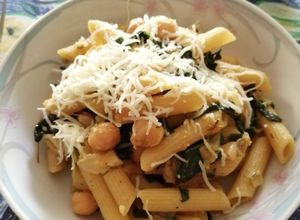 Una foto de Pasta con acelgas y garbanzo