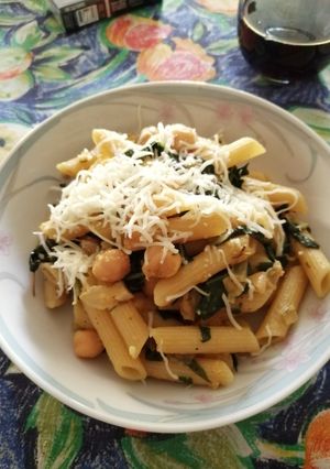 Una foto de Pasta con acelgas y garbanzo