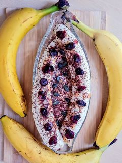 Una foto de Postre saludable inspirado en Banana Split 🍌