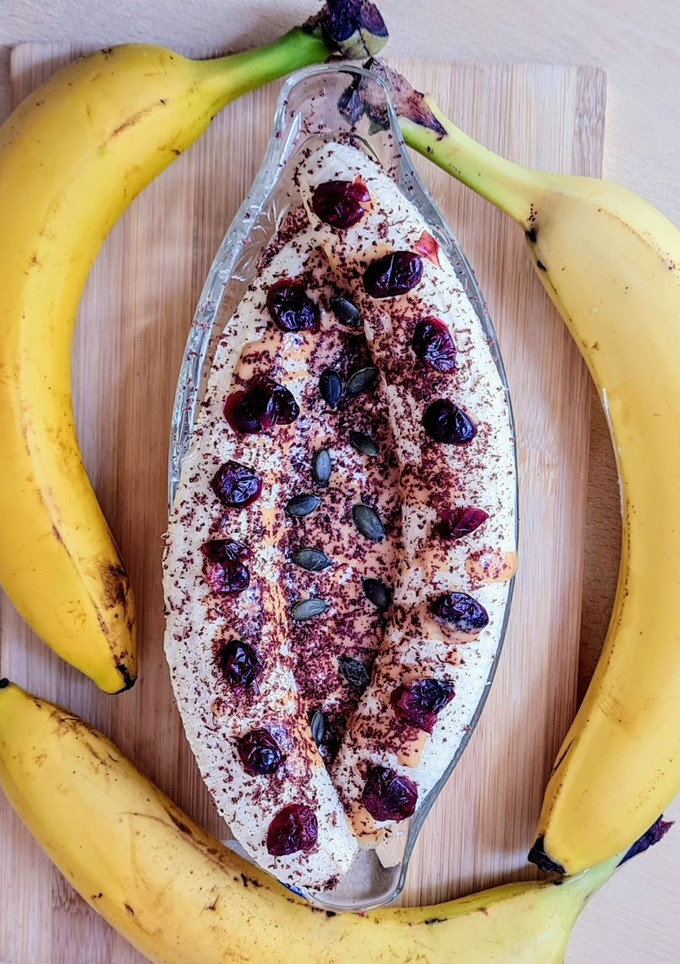 Una foto de Postre saludable inspirado en Banana Split 🍌