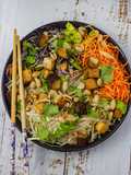 Vietnamesischer Salat mit gebratenem Tofu (vegan)