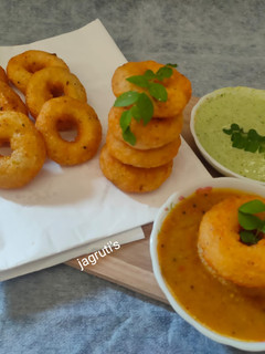 મેંદુ વડા (Medu Vada Recipe In Gujarati) રેસીપી મુખ્ય ફોટો