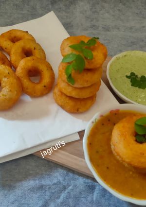 મેંદુ વડા (Medu Vada Recipe In Gujarati) રેસીપી મુખ્ય ફોટો