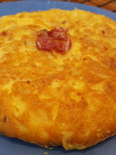 Una foto de Tortilla de patata, beicon y queso