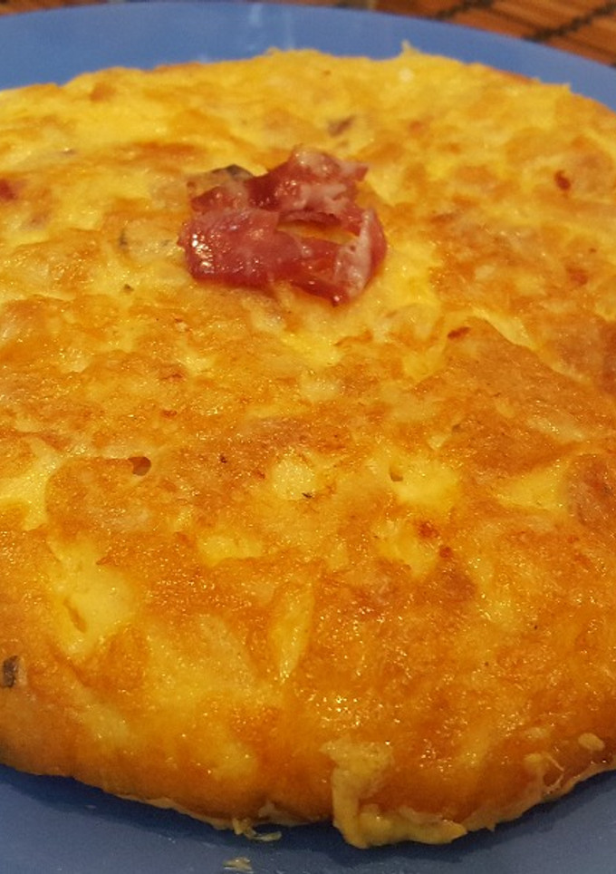 Una foto de Tortilla de patata, beicon y queso