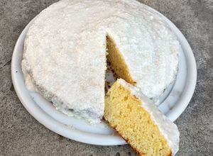 Una foto de Torta de limón cocada