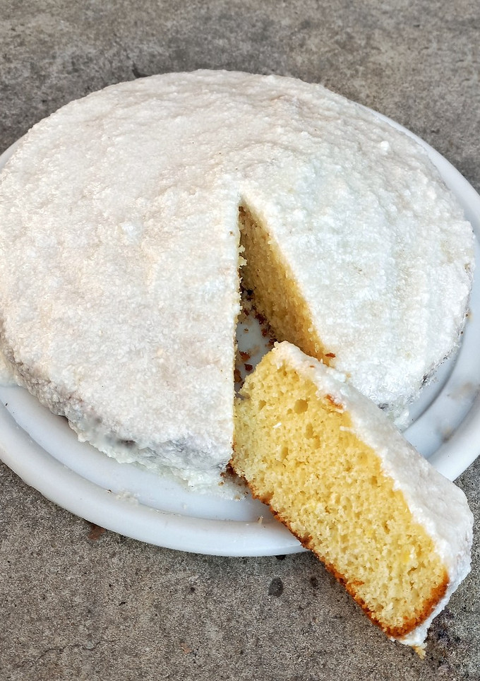 Una foto de Torta de limón cocada