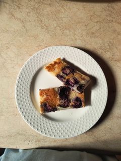 Una foto de Clafouti, tarta francesa de cerezas