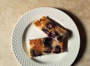 Una foto de Clafouti, tarta francesa de cerezas