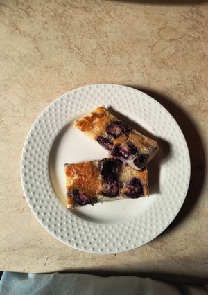 Una foto de Clafouti, tarta francesa de cerezas