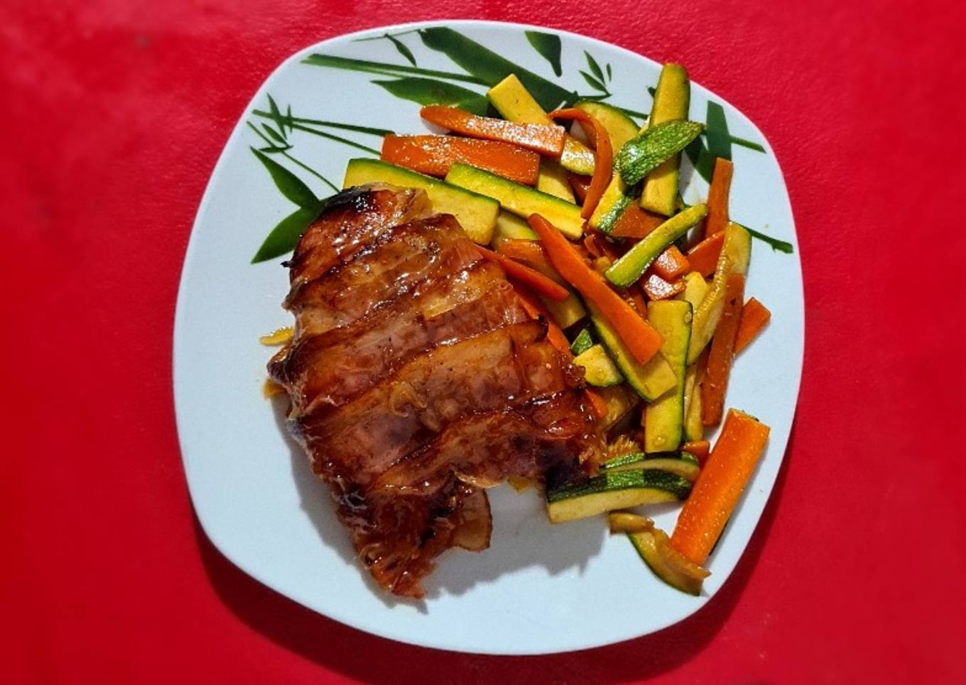 Guarnición de verduras con lomo de res mechado bardeado