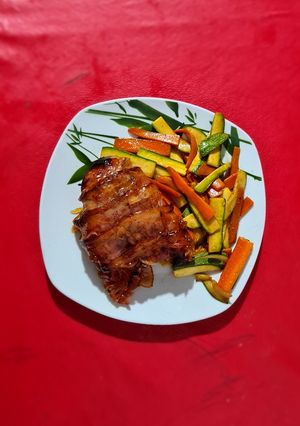 Una foto de Guarnición de verduras con lomo de res mechado bardeado