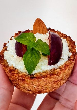 Una foto de Canastitas fit de avena y banana con ciruelas "gotita de miel"