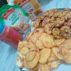 A picture of Aloo pakora.
