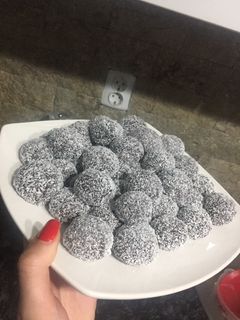 O poză a rețetei Biluțe cu ciocolată și biscuiți.