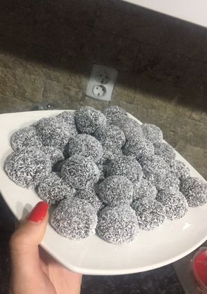 O poză a rețetei Biluțe cu ciocolată și biscuiți.
