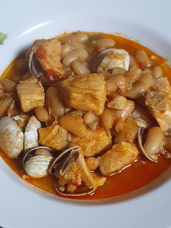 Una foto de Alubias con salmón y almejas