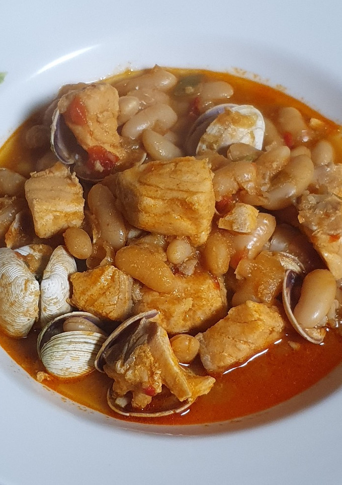 Una foto de Alubias con salmón y almejas