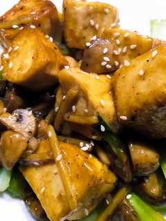 A picture of Tofu and mushrooms in ginger and oyster sauce.