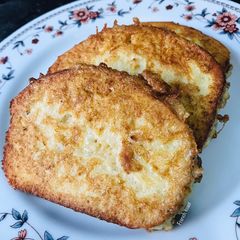 A picture of French Toast.