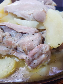 Una foto de Filetes de contramuslo de pollo con patatas!🍗🥔🍴