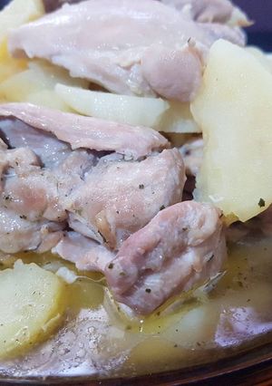 Una foto de Filetes de contramuslo de pollo con patatas!🍗🥔🍴