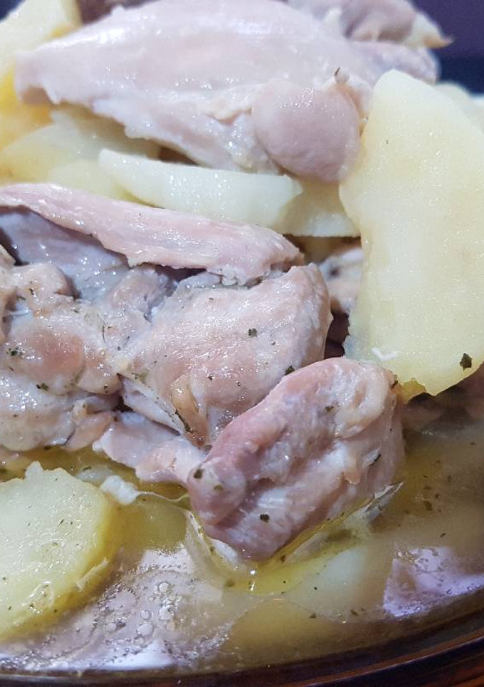 Una foto de Filetes de contramuslo de pollo con patatas!🍗🥔🍴